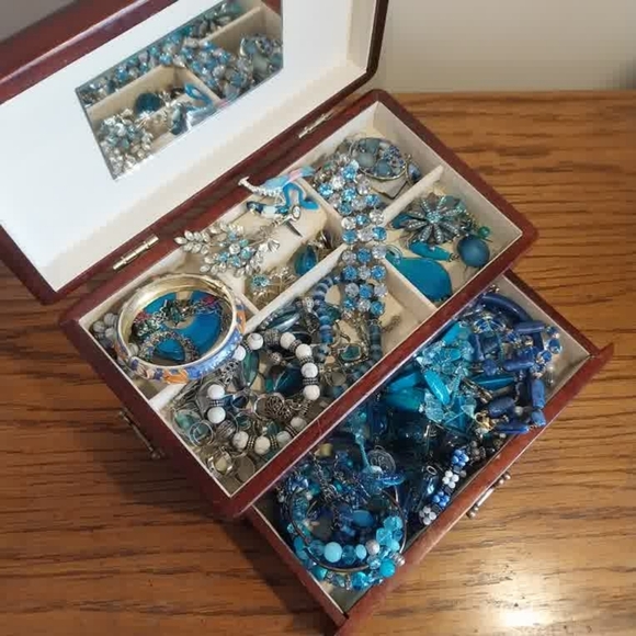 Turquoise Blue Mixed Jewelry Lot in Wooden Box - Picture 7 of 10